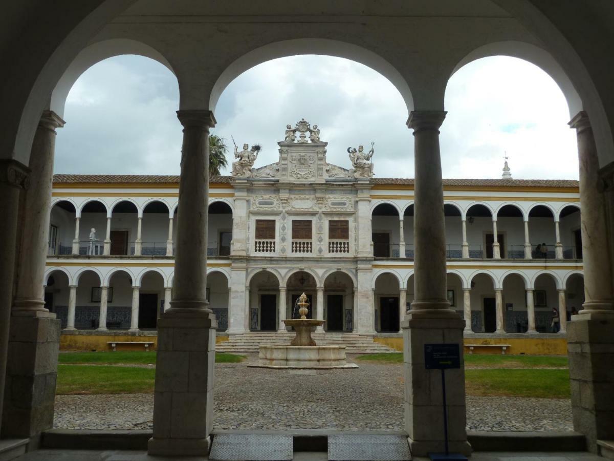 Ferienwohnung Casa Do Largo Do Colegio Évora Exterior foto